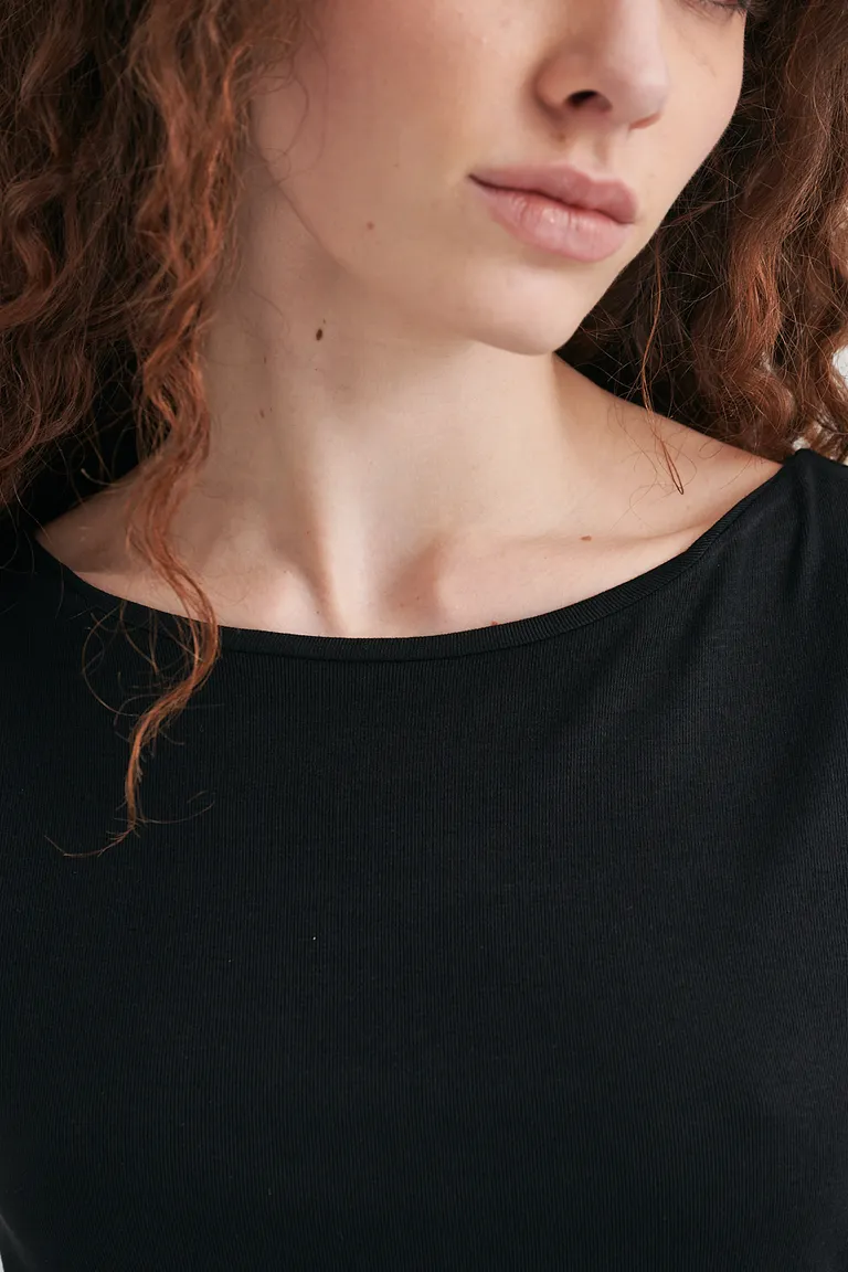 Remera de jersey negro con frunces laterales para un look moderno y estilizado de Sweet en Remeras para argentina