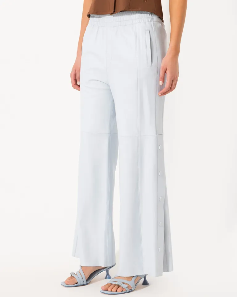 Pantalón de cuero blanco de corte amplio y detalles distintivos de Jazmin Chebar en Pantalones para argentina