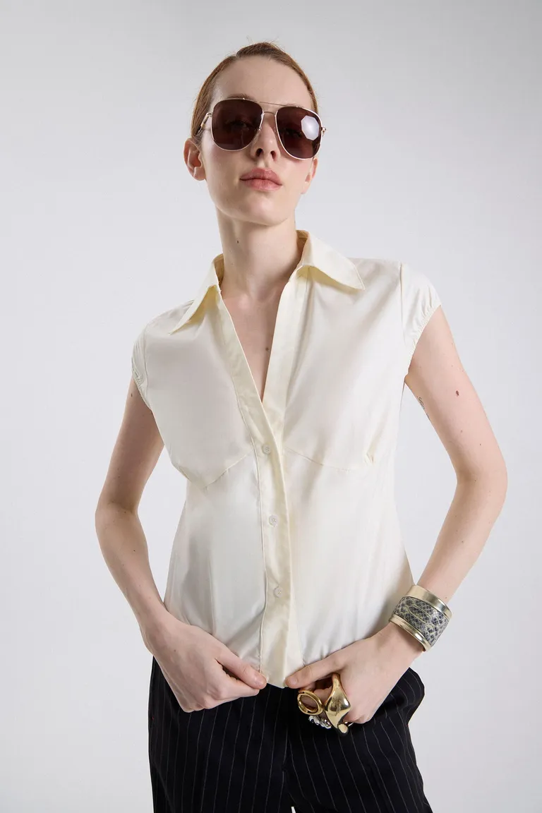 Camisa entallada con recortes bajo el busto y detalle de frunces para mujer de Maria Cher en Camisas para argentina