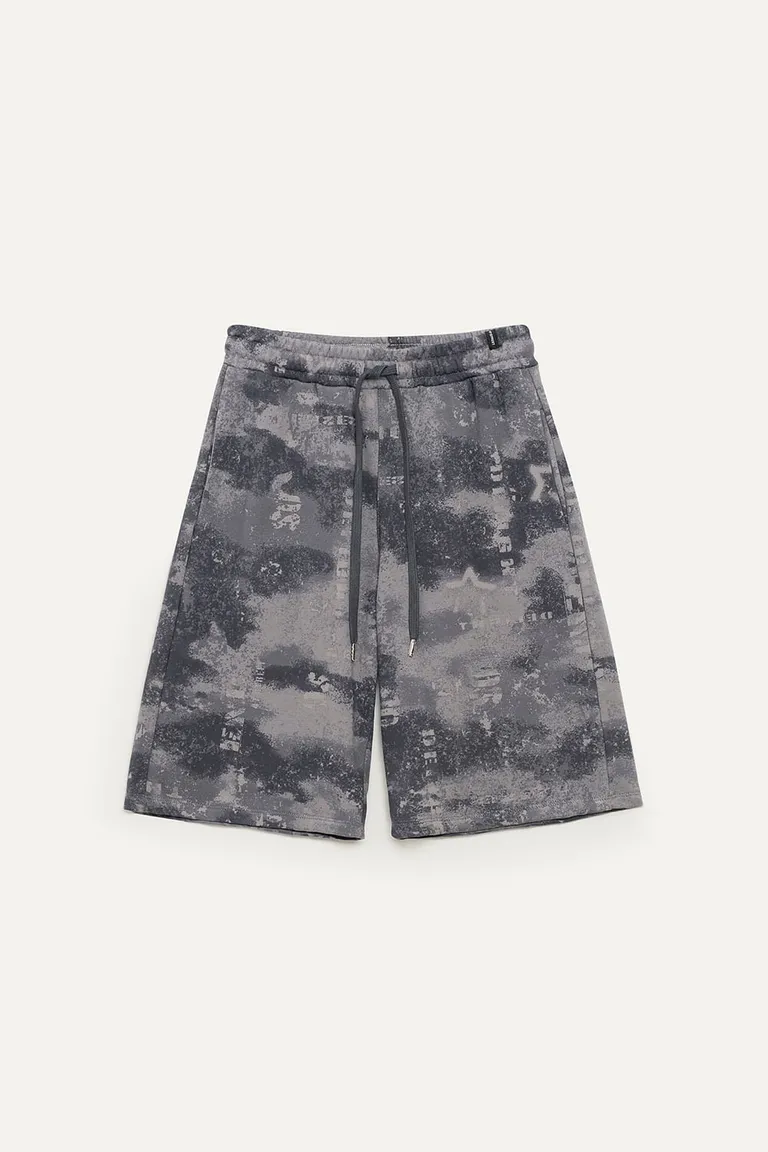 Bermuda de estampado camuflaje con corte recto y bolsillos laterales funcionales de 47 Street en Shorts para argentina