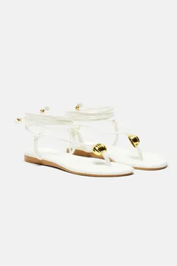 Sandalias chatas kacie blancas de Fashion Nova en Sandalias para argentina