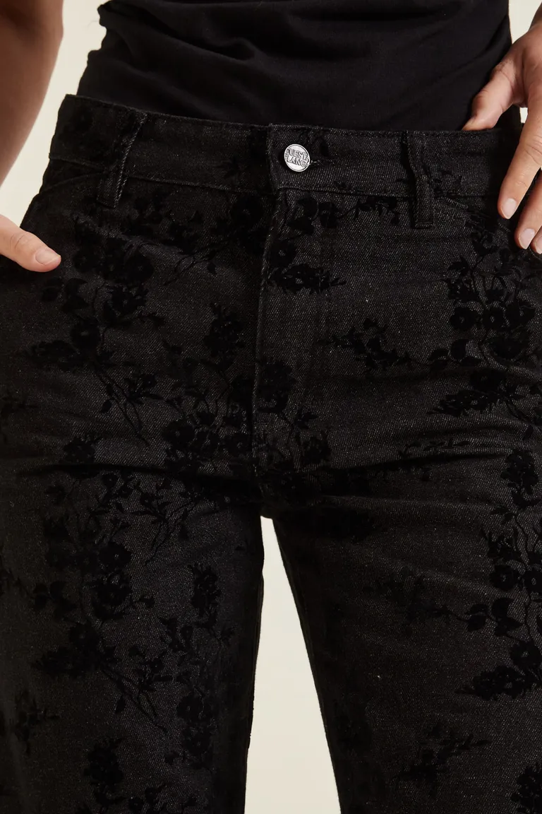 Pantalón de tiro medio con corte recto y diseño floral texturado para mujer de Cuesta Blanca en Pantalones para argentina