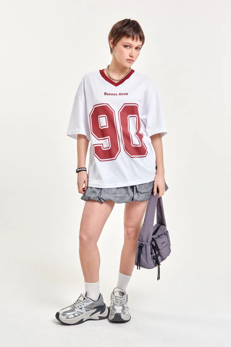 Remera deportiva blanca con estampa gráfica y escote en V para un look casual y cómodo de 47 Street en Remeras para argentina