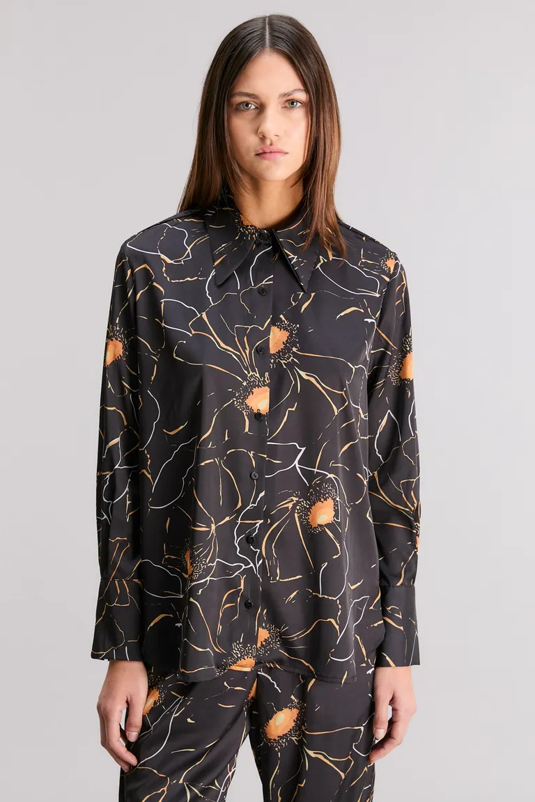 Camisa de satén con estampado exclusivo para una apariencia femenina y refinada de Kosiuko en Camisas para argentina