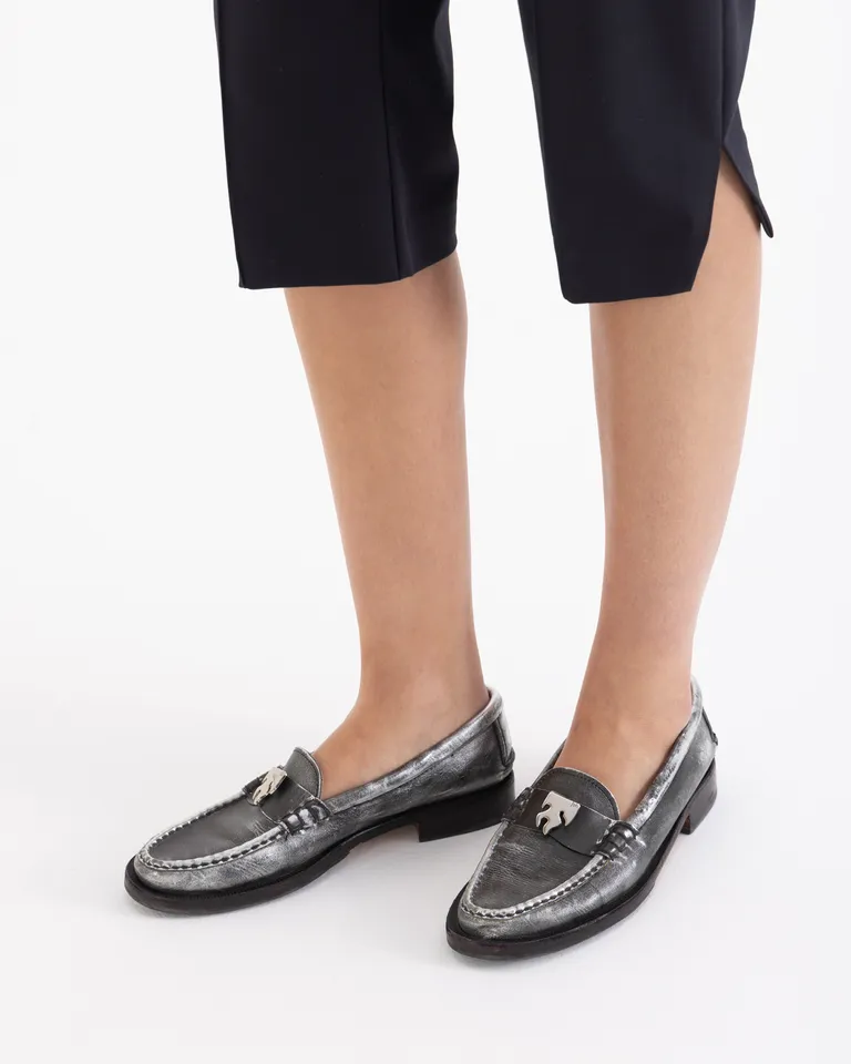 Mocasin mujer con aplique metálico decorativo y diseño de costuras a la vista estilo clásico de Jazmin Chebar en Mocasines para argentina