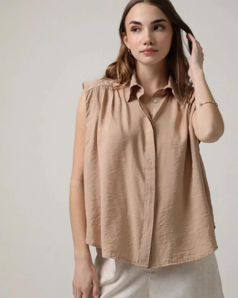 Camisa de seda emilia con frunce en el canesu, sin mangas, diseño elegante y versátil de Hesed en Camisas para argentina