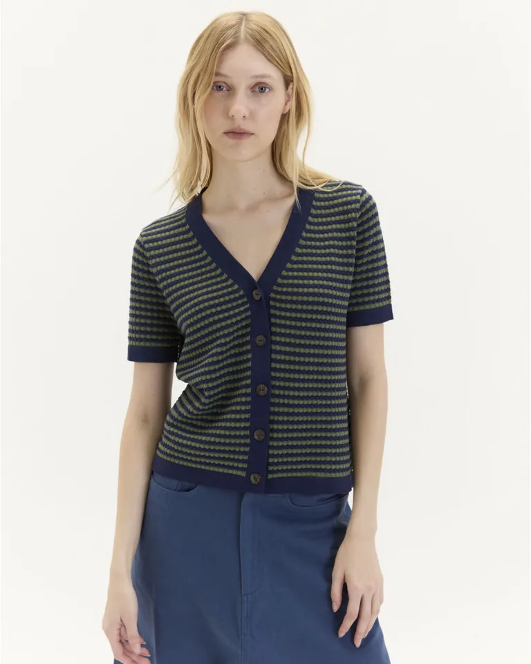 Remera berna de tejido liviano y textura táctil con detalles que elevan lo cotidiano de Blue Sheep en Remeras para argentina