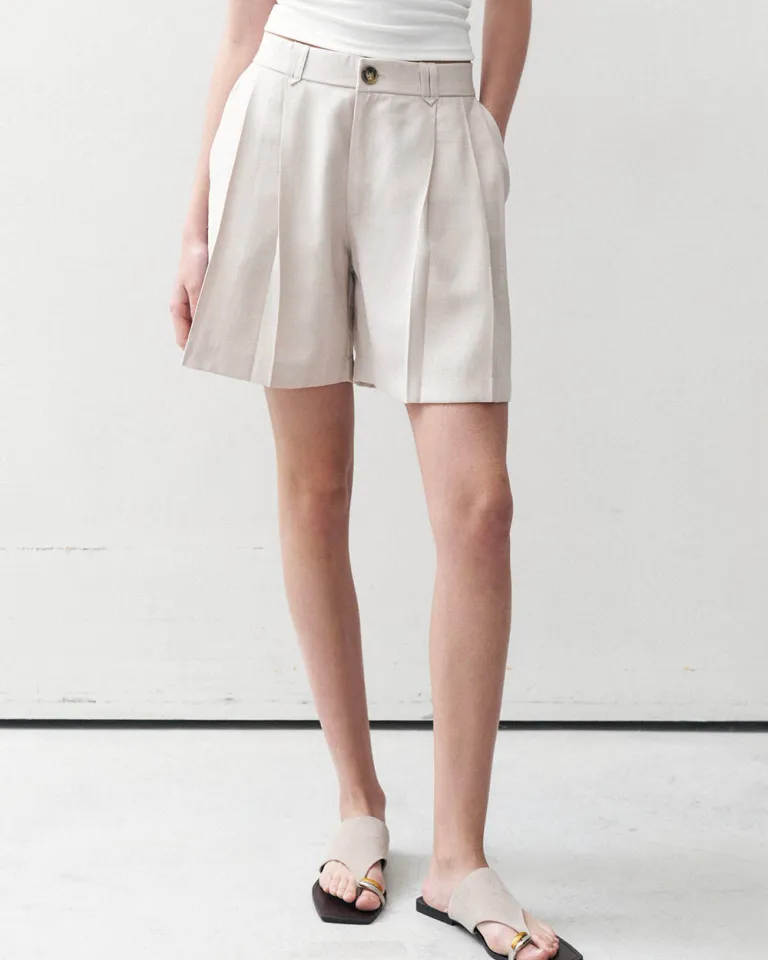 Bermuda elegante con pinzas y bolsillos, botón marmolado y cierre frontal de Sky en Shorts para argentina