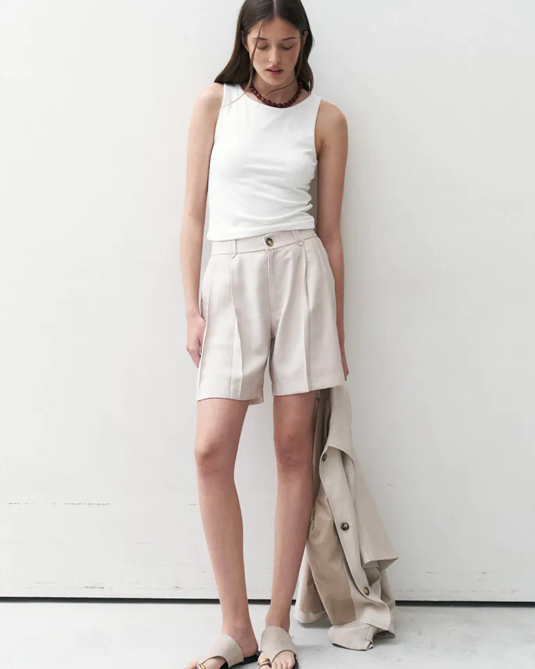 Bermuda elegante con pinzas y bolsillos, botón marmolado y cierre frontal de Sky en Shorts para argentina