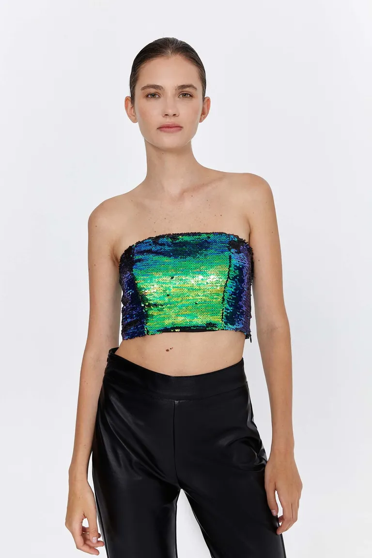 Top strapless corto confeccionado en lentejuelas brillantes de color verde de Naíma en Tops para argentina