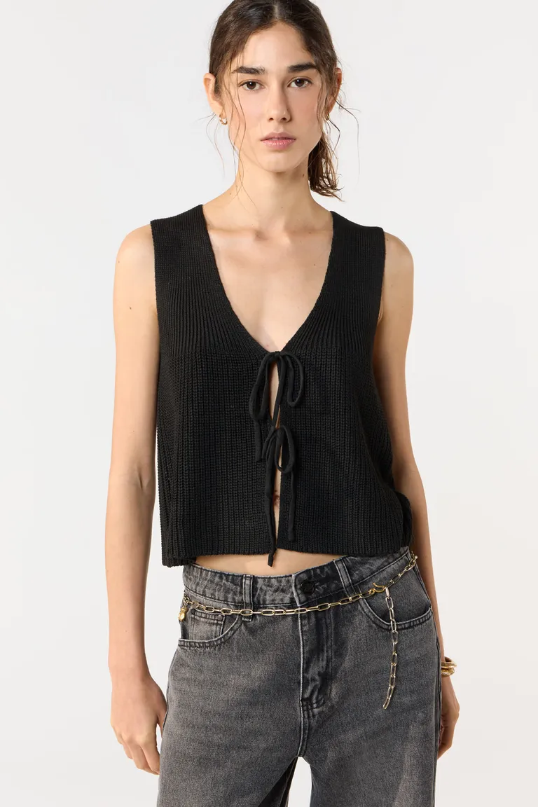 Chaleco tejido con escote en V y cordones en el delantero de Cuesta Blanca en Chalecos para argentina