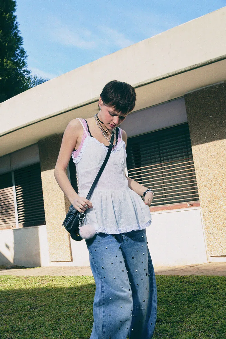 Top con broderie, breteles regulables y faldón con mini volados fruncidos de 47 Street en Tops para argentina