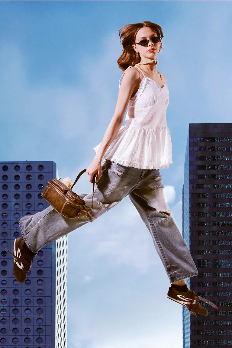 Top con broderie, breteles regulables y faldón con mini volados fruncidos de 47 Street en Tops para argentina