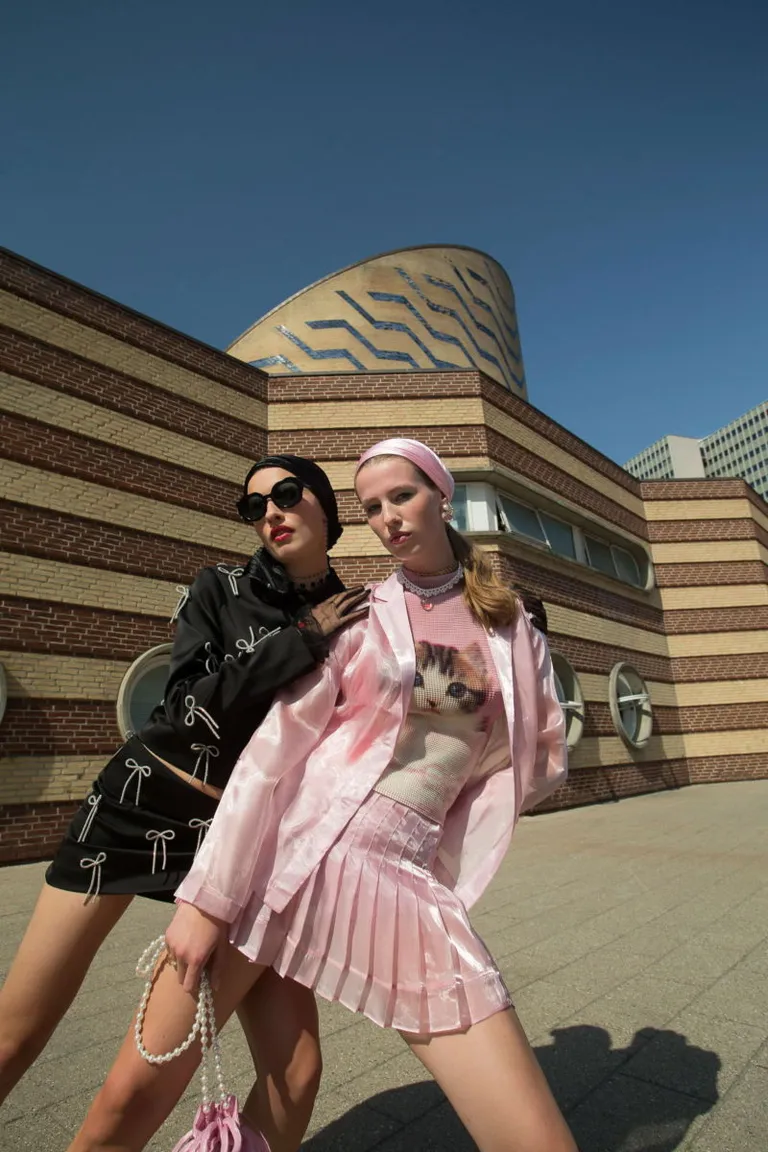 Falda tableada de organza translúcida con detalles brillantes y corte de tiro medio de Las Pepas en Faldas para argentina