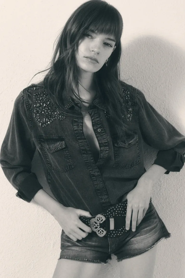 Camisa negra de tencel con bordados de piedras en los hombros de Rapsodia en Camisas para argentina