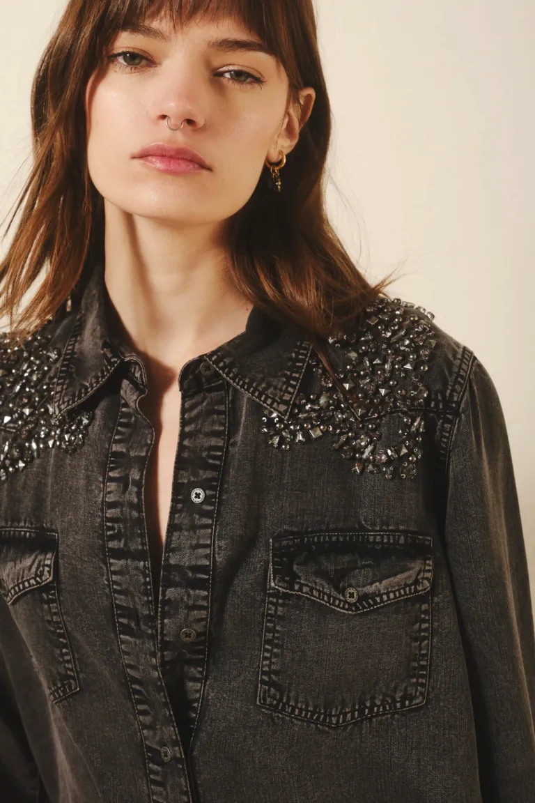 Camisa negra de tencel con bordados de piedras en los hombros de Rapsodia en Camisas para argentina
