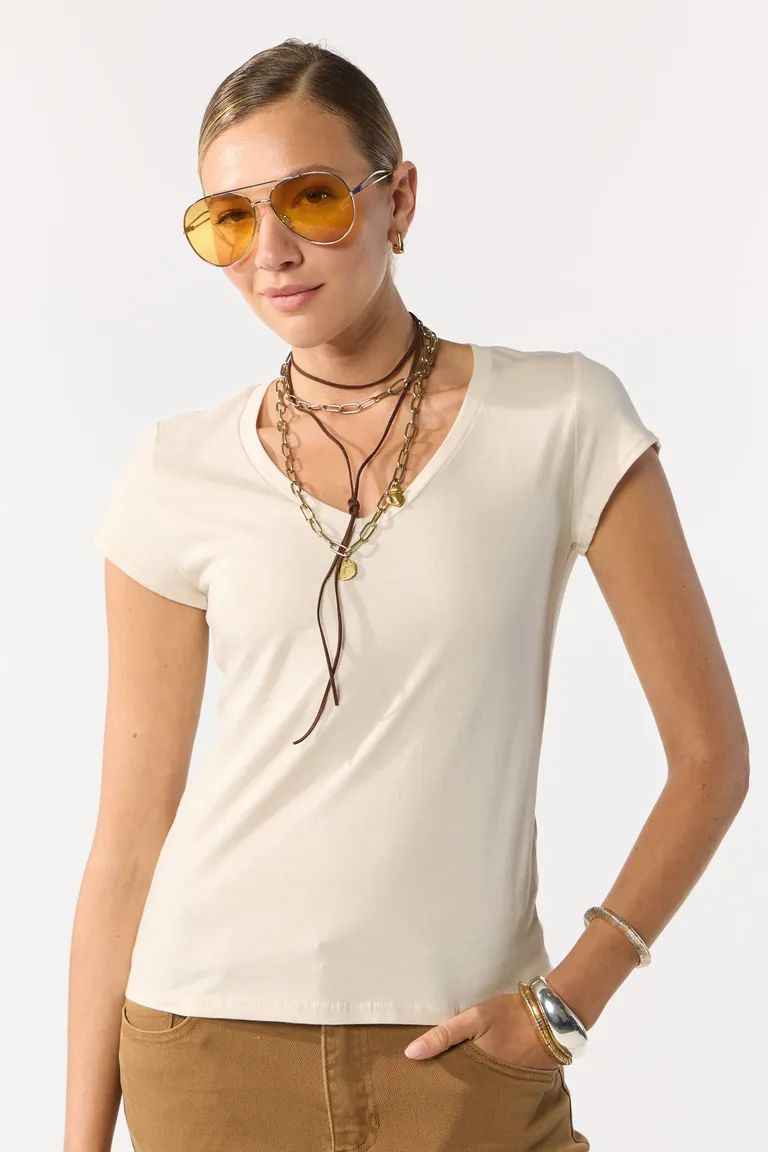 Remera blanca de algodón con cuello en V y mangas cortas de Cuesta Blanca en Remeras para argentina