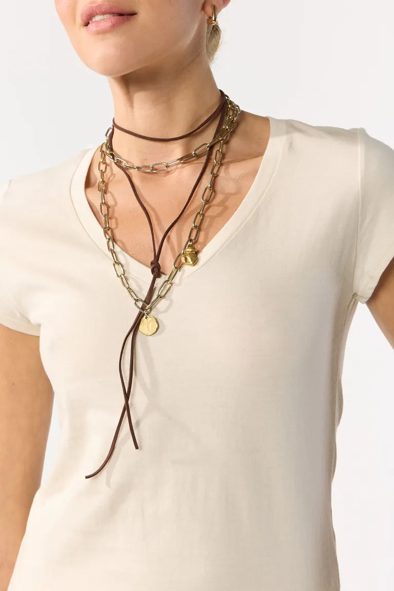 Remera blanca de algodón con cuello en V y mangas cortas de Cuesta Blanca en Remeras para argentina