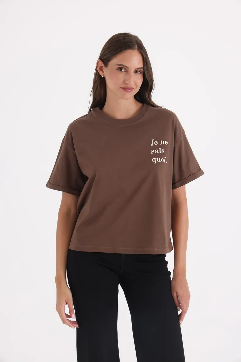 Remera de manga corta con cuello redondo y detalle de tipografía bordada al frente de Yagmour en Remeras para argentina