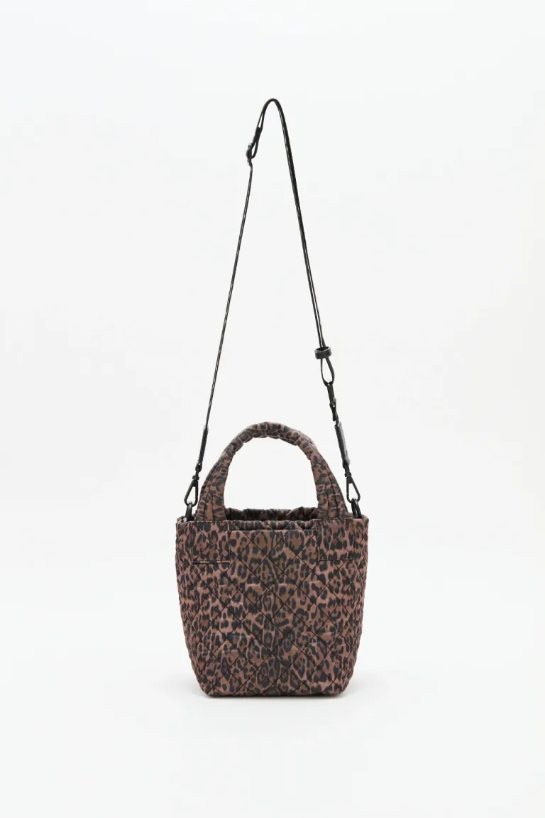 Cartera tote mini con textura matelassé estampa animal, manijas cortas y correa larga ajustable de Rapsodia en Bolsos y Carteras para argentina