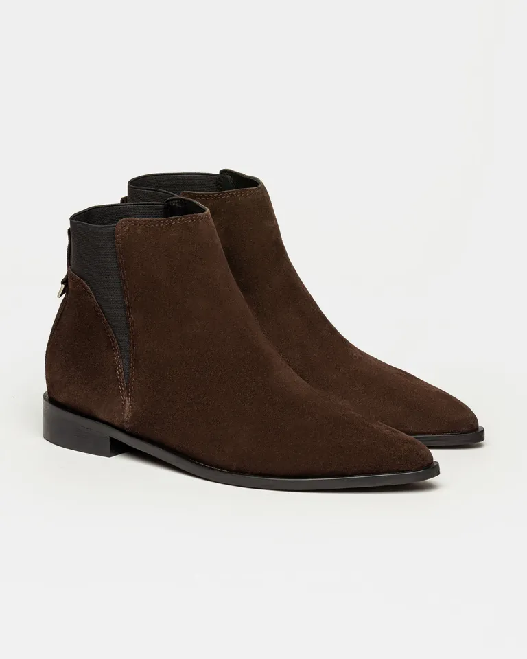 Botineta de caña baja con elásticos laterales y herraje en el talón de Prüne en Botas y Botinetas para argentina