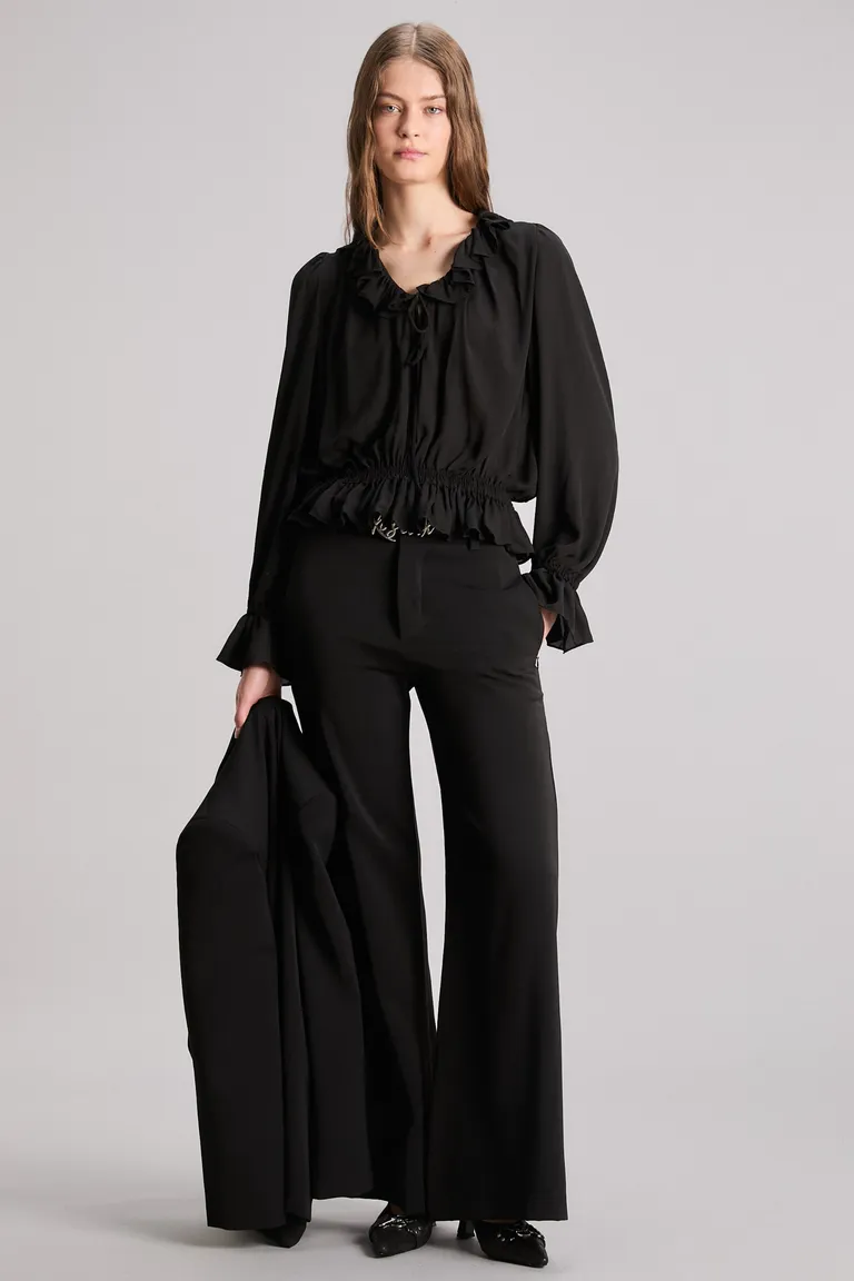 Blusa de seda con volados y lazo en cuello en color negro de Kosiuko en Blusas para argentina