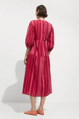 Vestido midi estampado geométrico de Mango en Vestidos para argentina