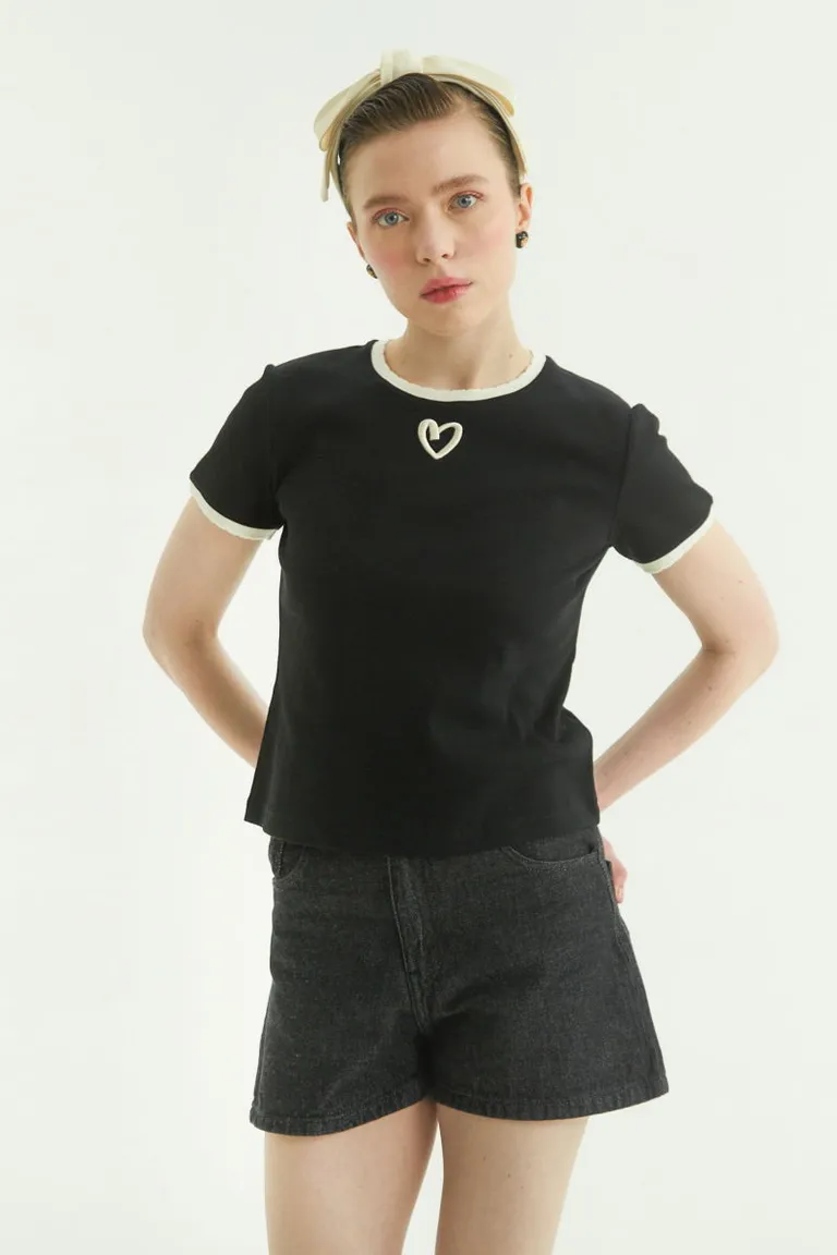 Remera de punto manga corta, cuello y detalles contrastantes, bordado en el frente de Las Pepas en Remeras para argentina