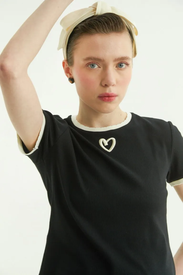Remera de punto manga corta, cuello y detalles contrastantes, bordado en el frente de Las Pepas en Remeras para argentina