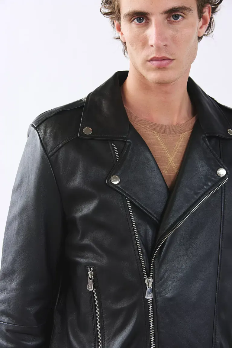 Campera de cuero de oveja negra con cierre y bolsillos laterales para hombre de Bensimon en Abrigos y Camperas para argentina