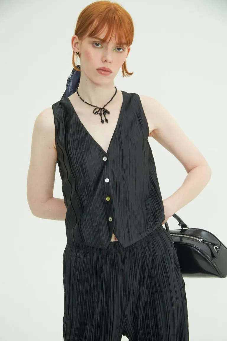 Chaleco negro plisado con escote en V y botones de perla - Opción versátil y sofisticada para tu guardarropa de Las Pepas en Chalecos para argentina