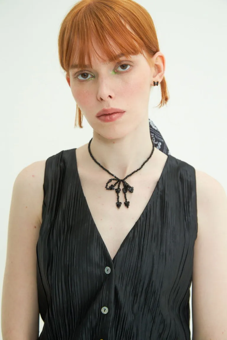 Chaleco negro plisado con escote en V y botones de perla - Opción versátil y sofisticada para tu guardarropa de Las Pepas en Chalecos para argentina