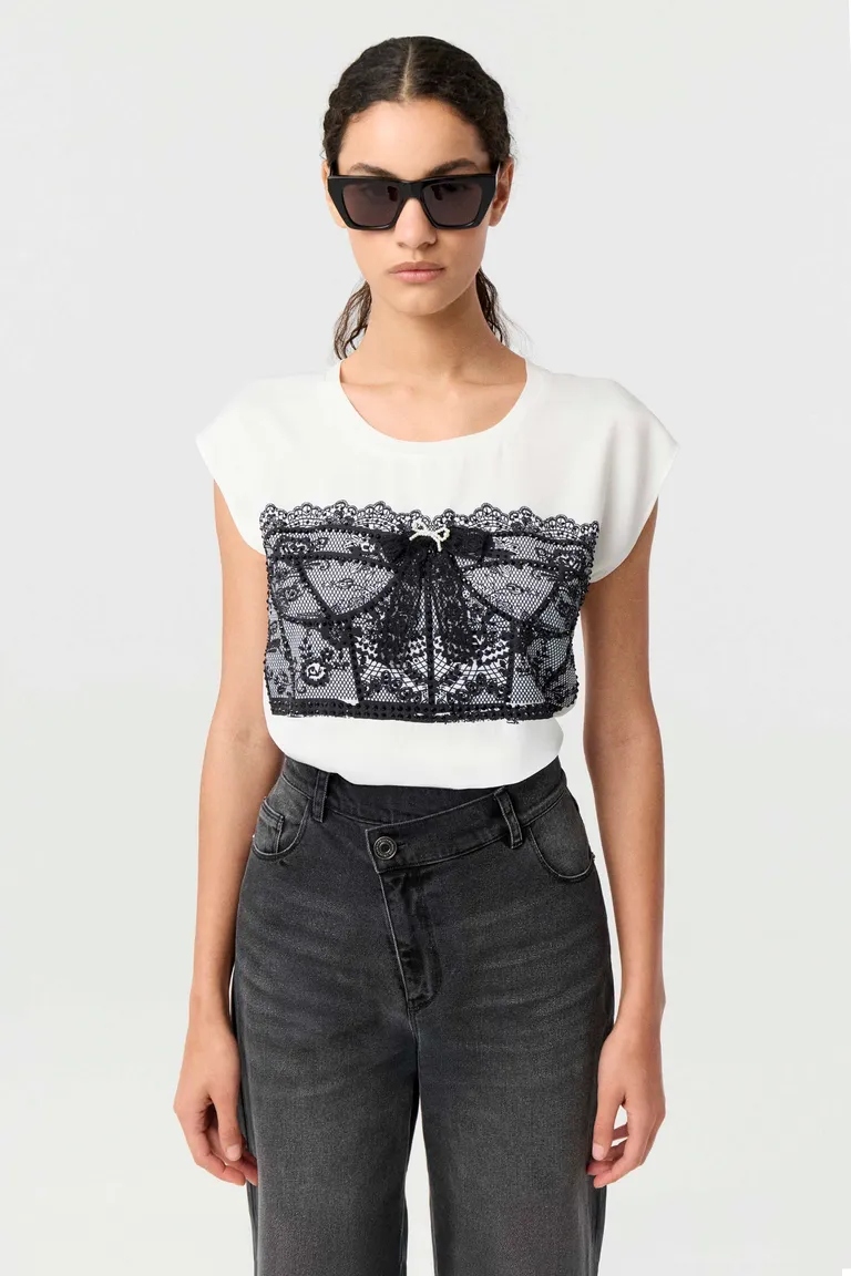 Remera de corte relajado con cuello redondo, hombros caídos y diseño estampado con apliques de Markova en Remeras para argentina