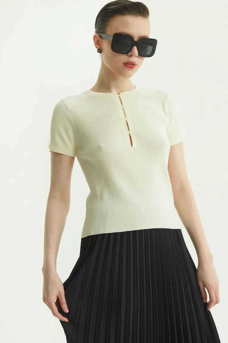 Remera de viscosa blanca con abertura y lazos de organza en el escote de Las Pepas en Remeras para argentina