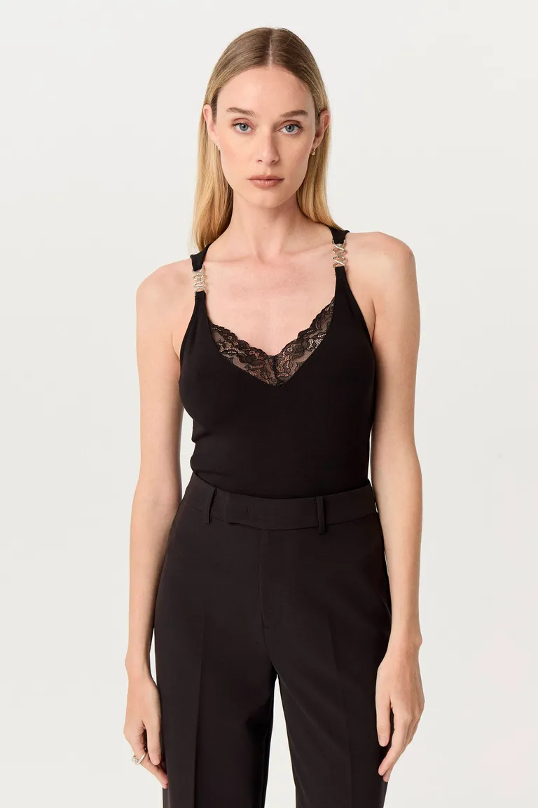 Top de punto tramado con diseño anatómico y escote en V de Markova en Tops para argentina