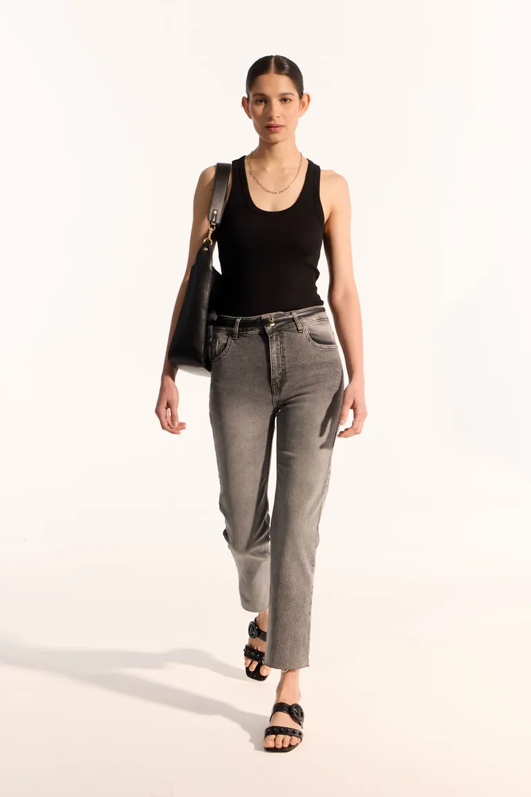 Pantalones de corte recto en gris, diseño cómodo y casual para la mujer argentina de Portsaid en Pantalones para argentina