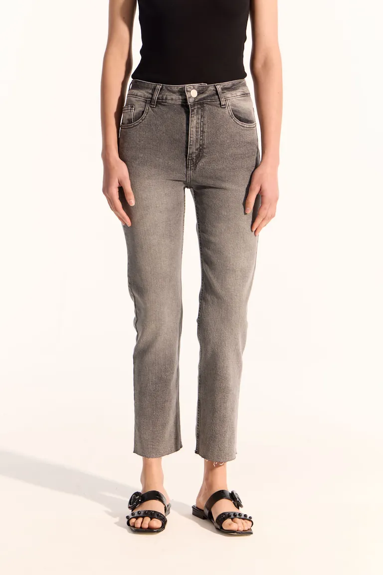 Pantalones de corte recto en gris, diseño cómodo y casual para la mujer argentina de Portsaid en Pantalones para argentina