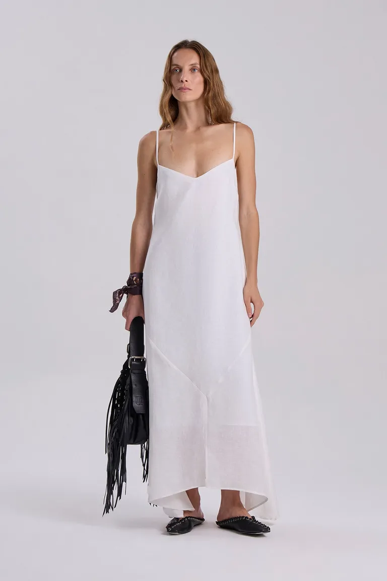 Vestido largo de lino, diseño bretelero y falda amplia con detalles irregulares de Maria Cher en Vestidos para argentina