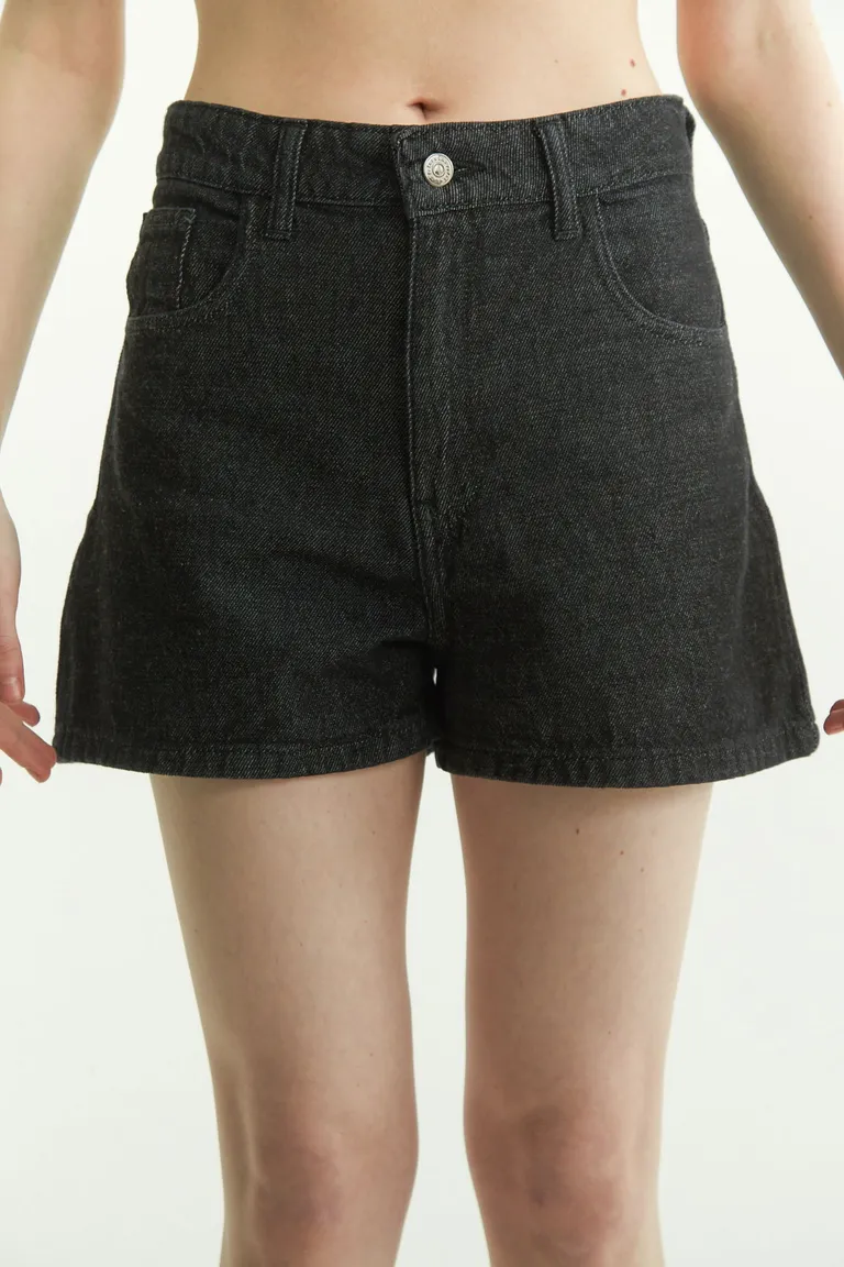 Shorts de jean de tiro alto con piernas anchas, un básico de temporada de Las Pepas en Shorts para argentina