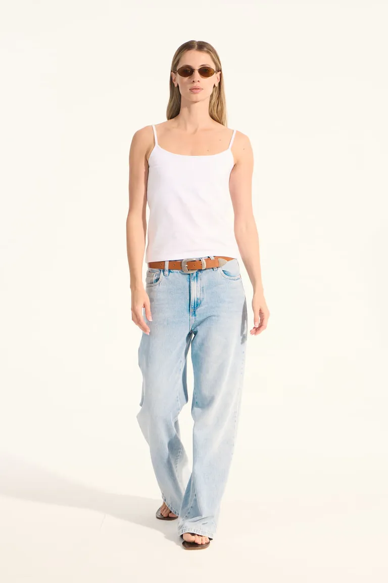 Remera blanca de corte ajustado y tirantes regulables para mujer de Portsaid en Remeras para argentina