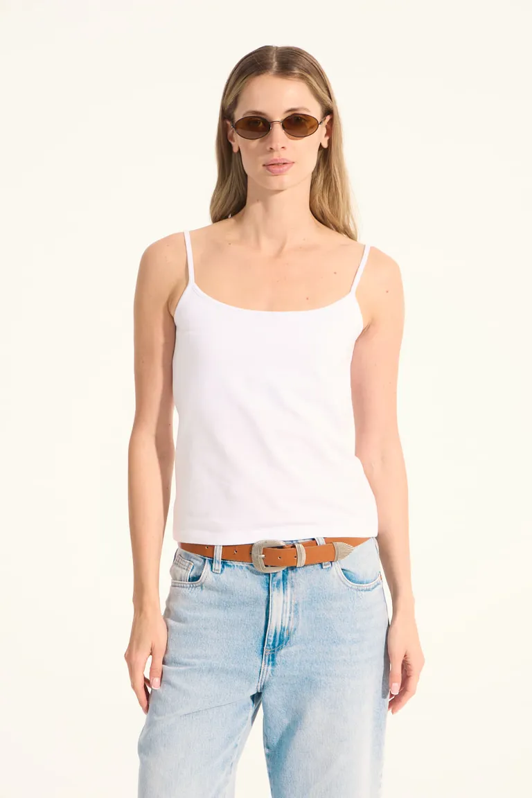 Remera blanca de corte ajustado y tirantes regulables para mujer de Portsaid en Remeras para argentina