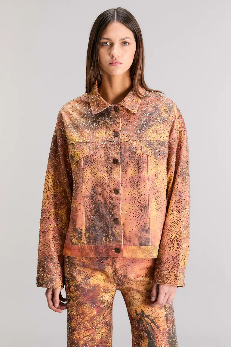 Campera de edición limitada con estampa vintage y detalles de cristales de Kosiuko en Chaquetas para argentina