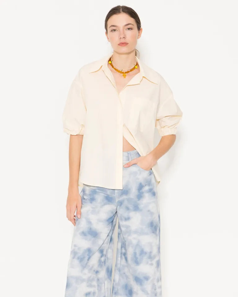 Camisa femenina de corte recto y manga corta en tono beige de Jazmin Chebar en Camisas para argentina