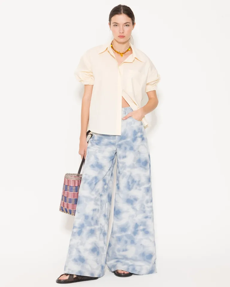 Camisa femenina de corte recto y manga corta en tono beige de Jazmin Chebar en Camisas para argentina