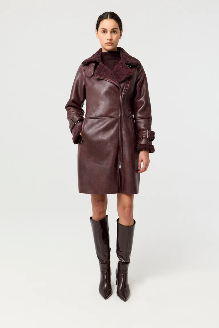 Tapado largo estilo biker con hebillas en puños y solapas amplias de Markova en Tapados para argentina