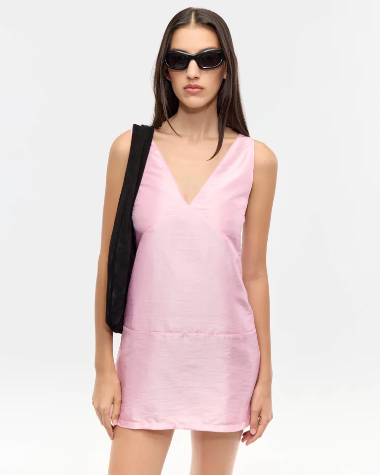 Vestido corto en tafeta con detalles de recortes en el busto y cadera de Ay Not Dead en Vestidos para argentina