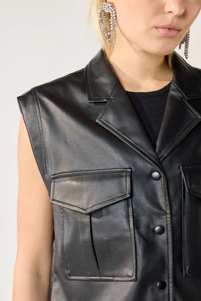Chaleco oversize de cuero ecológico con detalles prácticos y elegantes de Cuesta Blanca en Chalecos para argentina