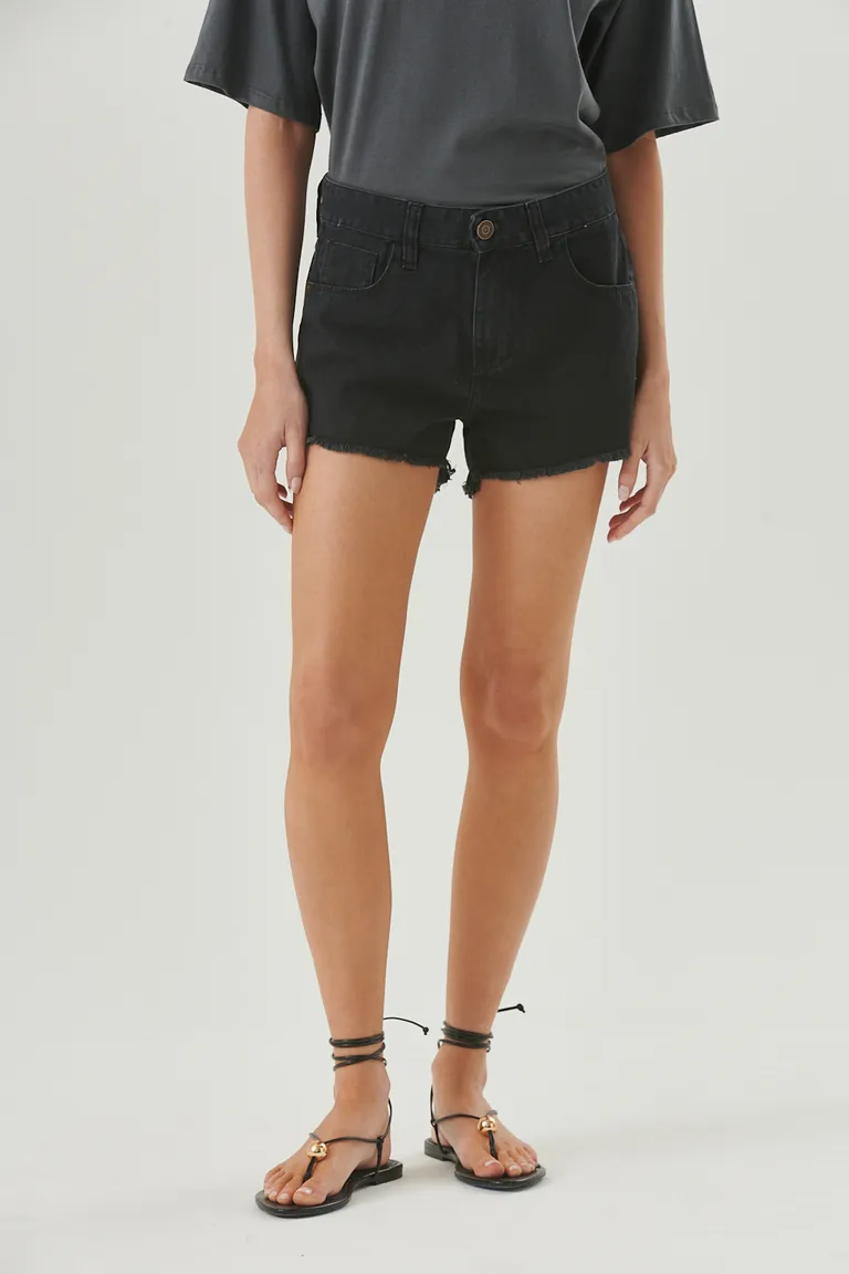 Short de denim de tiro alto con ruedo desflecado para un estilo urbano y versátil de Sweet en Shorts para argentina