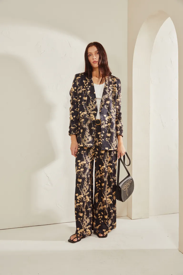 Kimono femenino de diseño exclusivo con estampado vanguardista y corte elegante de Wanama en Kimonos para argentina