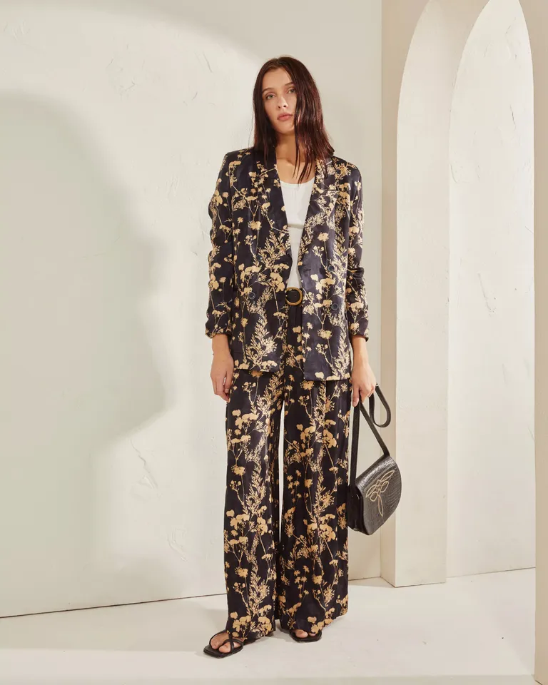 Kimono femenino de diseño exclusivo con estampado vanguardista y corte elegante de Wanama en Kimonos para argentina